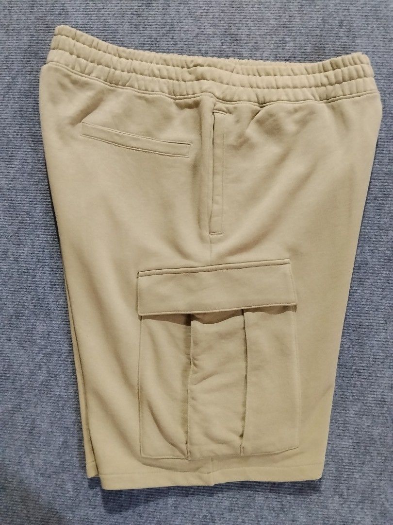 H&M BEIGE CARGO SWEAT SHORT (Category: Shorts) located in Kalibo. Submitted by ionsthrift (Listing ID 1462411724, Image 1). Description: 📌Ugaliing mag basa palagi, pra iwas tanong o aberya. 📌Wag na mag offer kng hndi nman kayang panindigan or bibilhin. Dahil once na nag offer ka dpat sure ka. 📌Please, manage your expectation nlng, halos lahat po ng items ay galing ukay, denedeclare ko nman pag my issue, pro pasensya na pag meron akong di napan