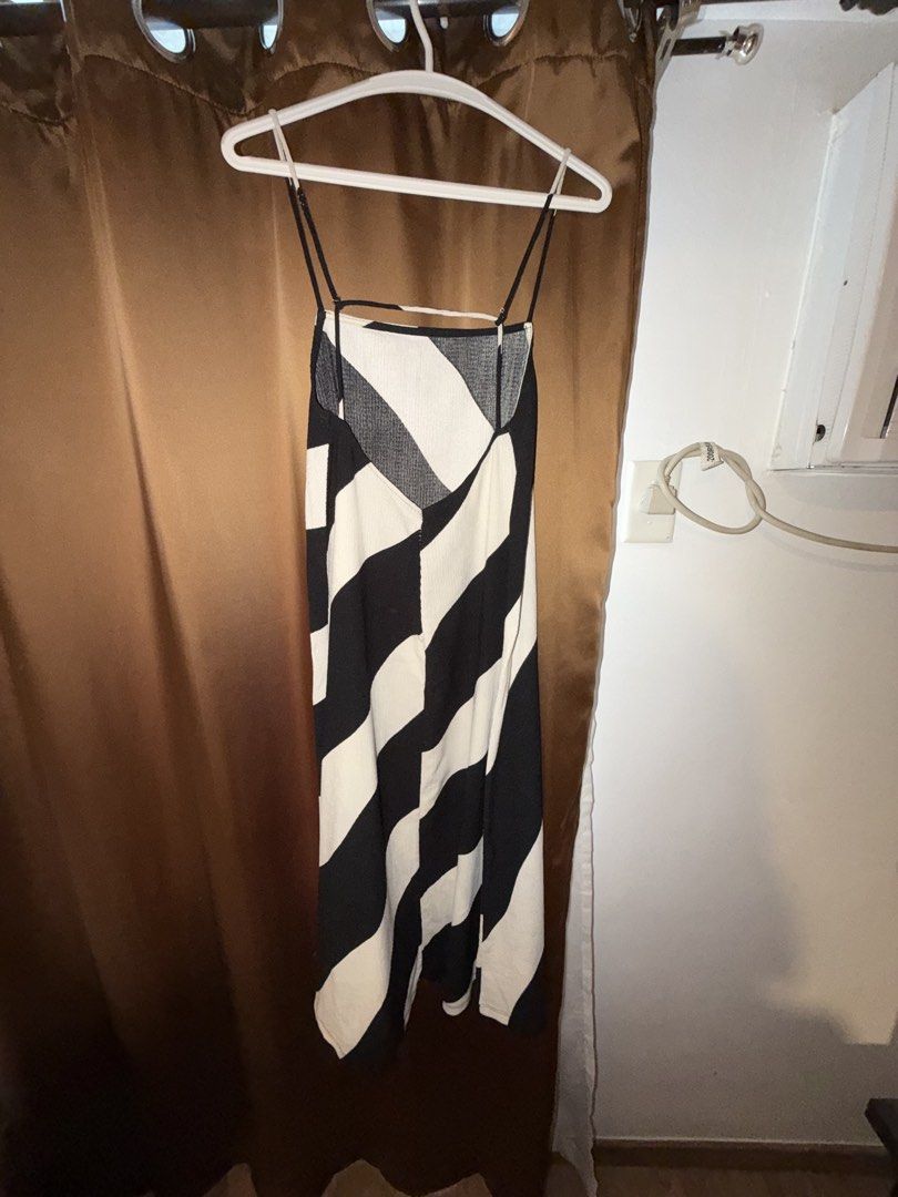 H&M Black and White Dress (Category: Dresses) located in Makati City. Submitted by patriciareneee (Listing ID 1462332215, Image 2). Description: .