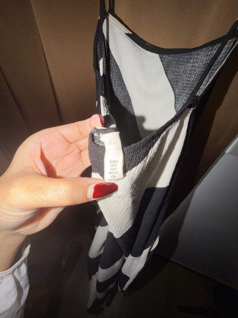H&M Black and White Dress (Category: Dresses) located in Makati City. Submitted by patriciareneee (Listing ID 1462332215, Image 3). Description: .