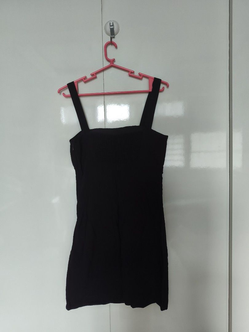 H&M Black Crepe Dress (Category: Dresses) located in Manila. Submitted by smilefashion08 (Listing ID 1462277657, Image 3). Description: Original H&M.