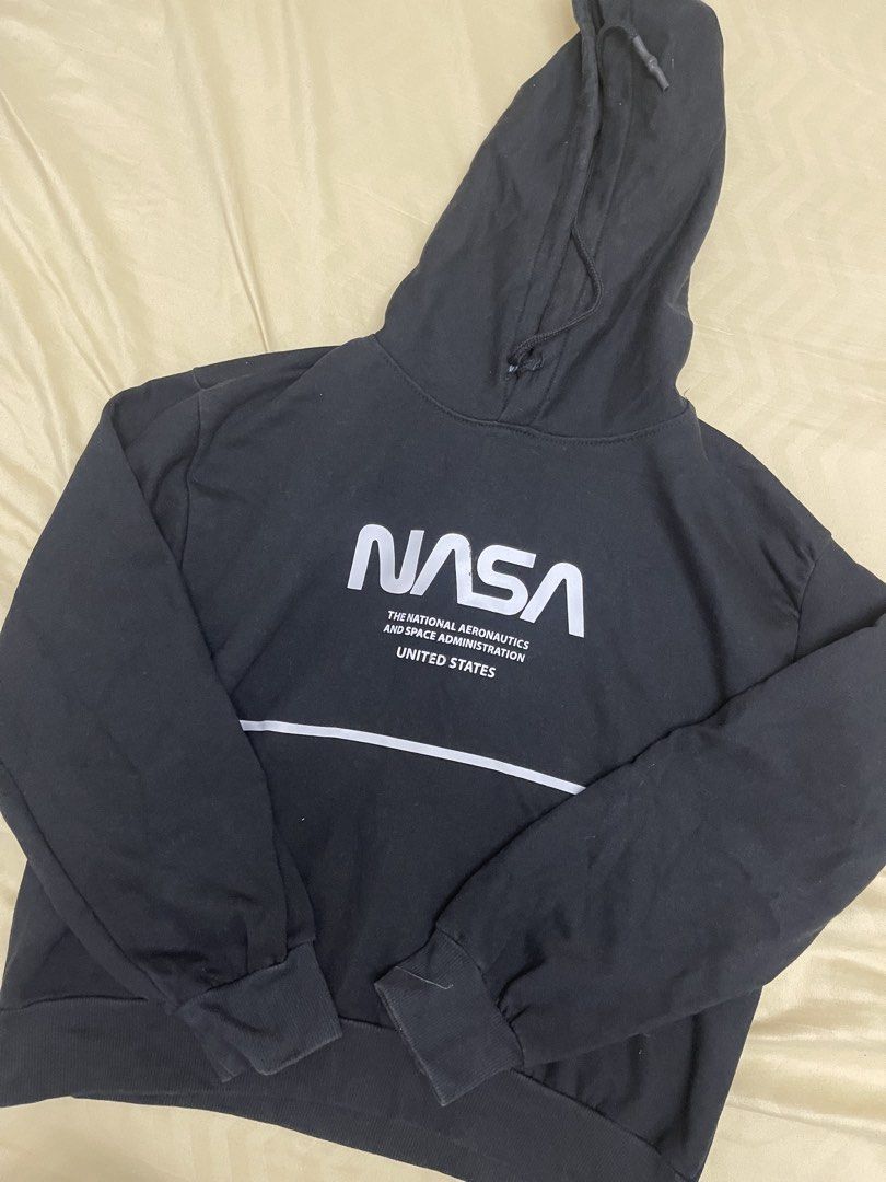 H&M BLACK HOODIE (Category: Coats, Jackets and Outerwear) located in Concepcion. Submitted by wowsinigangmix (Listing ID 1462414860, Image 2). Description: H&M BLACK HOODIE COLOR BLACK SIZE M NEVER WORN OUTSIDE FOR FITTING ONLY CROPPED STYLE WITH BACK PRINT.