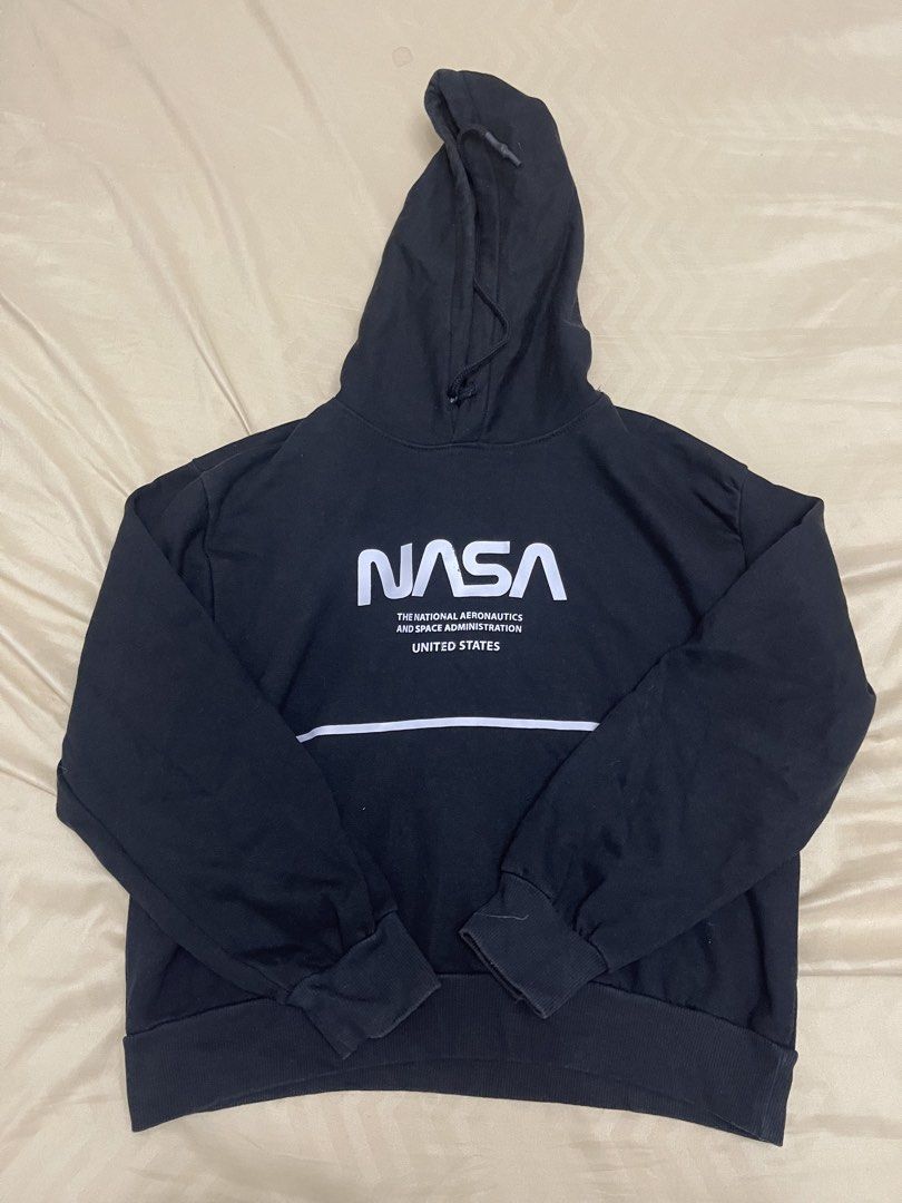 H&M BLACK HOODIE (Category: Coats, Jackets and Outerwear) located in Concepcion. Submitted by wowsinigangmix (Listing ID 1462414860, Image 1). Description: H&M BLACK HOODIE COLOR BLACK SIZE M NEVER WORN OUTSIDE FOR FITTING ONLY CROPPED STYLE WITH BACK PRINT.