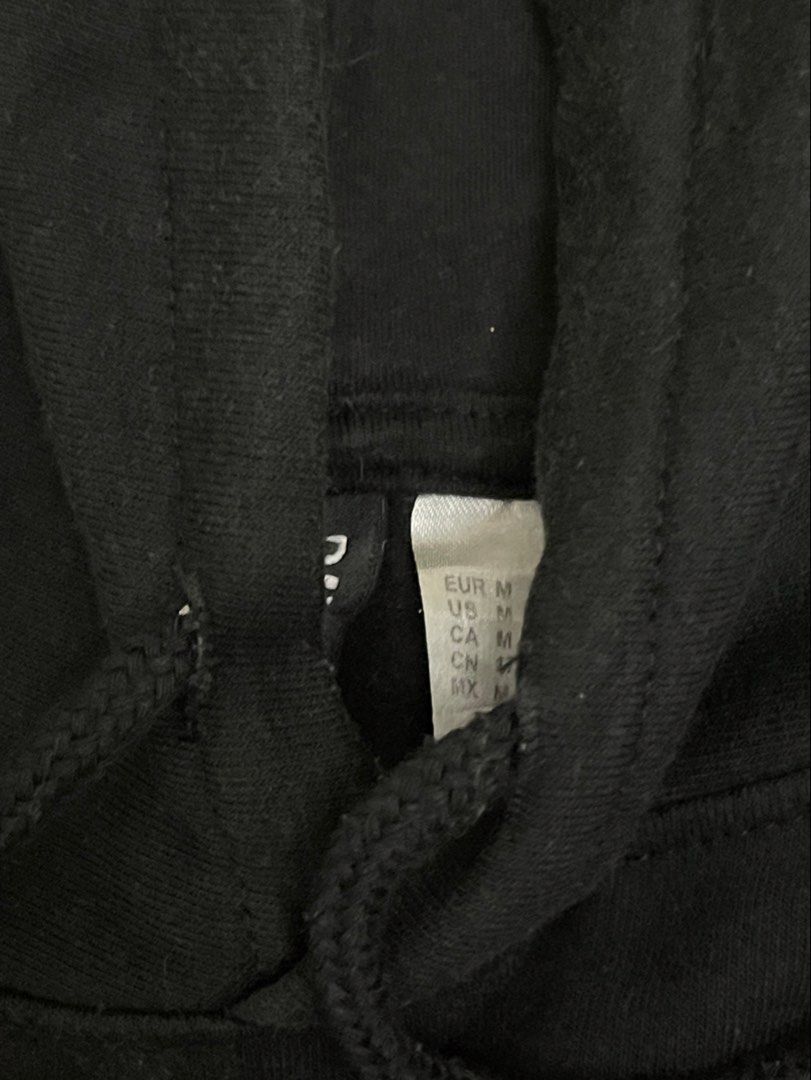 H&M BLACK HOODIE (Category: Coats, Jackets and Outerwear) located in Concepcion. Submitted by wowsinigangmix (Listing ID 1462414860, Image 3). Description: H&M BLACK HOODIE COLOR BLACK SIZE M NEVER WORN OUTSIDE FOR FITTING ONLY CROPPED STYLE WITH BACK PRINT.