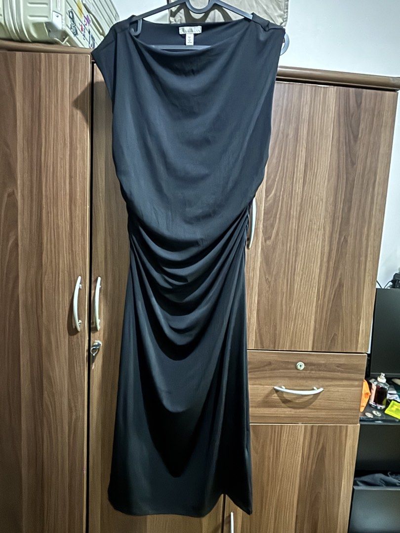 H&M Black Ruched Midi Dress (Category: Dresses) located in Taguig. Submitted by wornbypi (Listing ID 1462398936, Image 1). Description: - Black midi dress from H&M - Features flattering ruched detailing on the side - Simple and chic design, perfect for dressing up or down - Made with comfortable stretchy fabric ✅ Deliver only via Grab/Angkas/Lalamove within MM ✅ LBC for outside MM (delivery every Wednesday ✅ MOP: gcash, maya ❌ No returns or refun