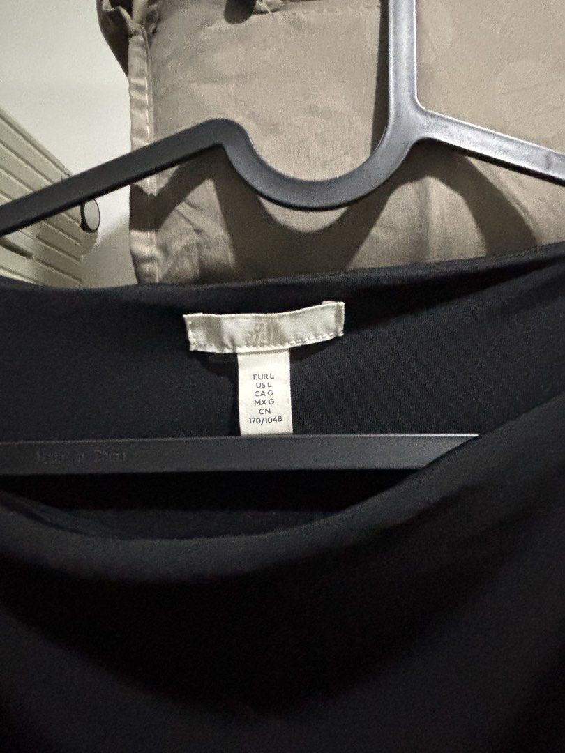 H&M Black Ruched Midi Dress (Category: Dresses) located in Taguig. Submitted by wornbypi (Listing ID 1462398936, Image 3). Description: - Black midi dress from H&M - Features flattering ruched detailing on the side - Simple and chic design, perfect for dressing up or down - Made with comfortable stretchy fabric ✅ Deliver only via Grab/Angkas/Lalamove within MM ✅ LBC for outside MM (delivery every Wednesday ✅ MOP: gcash, maya ❌ No returns or refun