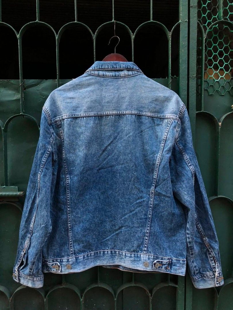 H&M Blue Denim Jacket 23/26.5 (Category: Coats, Jackets and Outerwear) located in Manila. Submitted by kuyanyo (Listing ID 1462350174, Image 2). Description: - Classic blue denim jacket from H&M - Button-up front closure - Two chest pockets - Versatile for layering or wearing solo - Ideal for casual outfits.