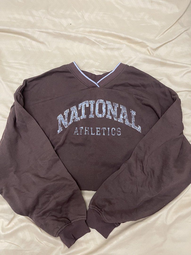 H&M BROWN SWEATSHIRT (SIZE XL) (Category: Coats, Jackets and Outerwear) located in Concepcion. Submitted by wowsinigangmix (Listing ID 1462414222, Image 1). Description: H&M SWEATSHIRT COLOR BROWN XL SIZE (FITS M-L AS OVERSIZE) USED ONCE ONLY V-NECK AND CROPPED STYLE.