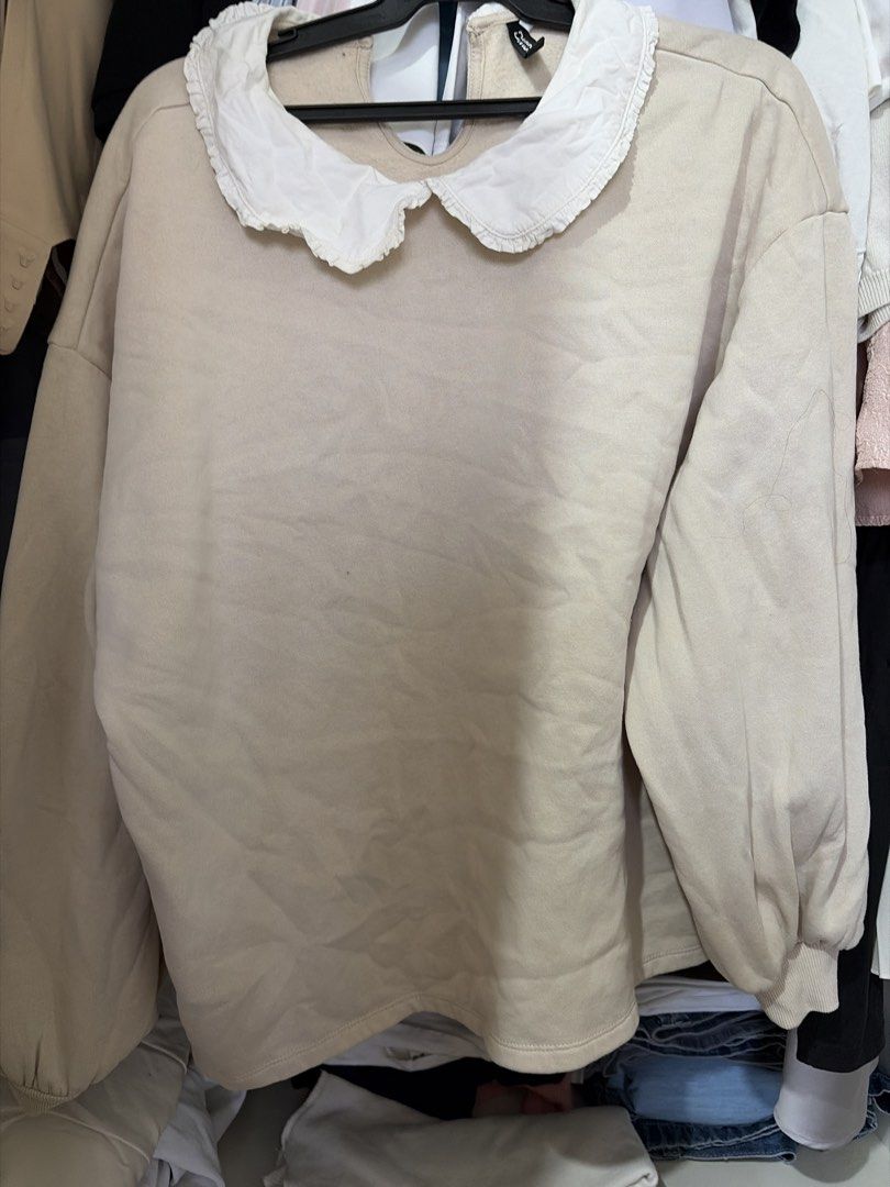 H&M Divided Beige Sweatshirt with Peter Pan Collar (Category: Longsleeves) located in Lucena. Submitted by mademoisellemd (Listing ID 1462332382, Image 2). Description: - Beige sweatshirt from H&M Divided - Features a cute white Peter Pan collar - Long sleeves with elasticated cuffs - Comfortable and casual design - Ideal for everyday wear - Size: Large (L).