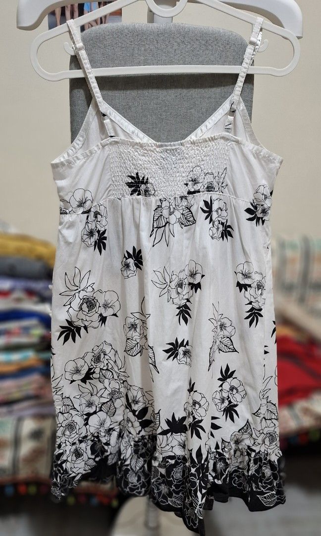 H&M dress (Category: Maternity wear) located in Quezon City. Submitted by thetetajabakes (Listing ID 1462374522, Image 2). Description: - preloved - outgrown clothes - fit sa mommy na petite / pwede sa kid 13 to 14 - RFS : Decluttering.