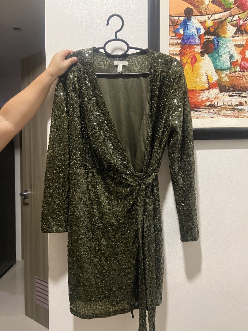 H&M Green Sequin Wrap Dress (Category: Dresses) located in Mandaluyong City. Submitted by marylauren53472 (Listing ID 1462309528, Image 1). Description: - Sparkly green sequin wrap dress - Brand: H&M - Features: Long sleeves, tie waist - Occasion: Parties, night out - Special effect: Looks amazing under lights - Comfort: Comfortable to wear - dress can fit S to M size since its a wrap around style.