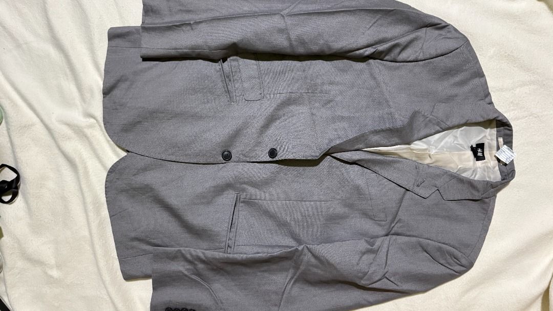 H&M Grey Blazer Suit Jacket Men's (Category: Coats, Jackets and Outerwear) located in Balanga. Submitted by jayfinds013 (Listing ID 1462327017, Image 1). Description: - Grey H&M Blazer - Two-button closure - Front pockets - Four buttons on each sleeve cuff - Fully lined interior - Made in China - Perfect for formal or casual occasions - H&M GRAY COAT (1600) Tag - 40R Shoulder - 19 Chest - 21 Sleeve - 25.4 Length - 30.2 - - Delivery shouldered by 
