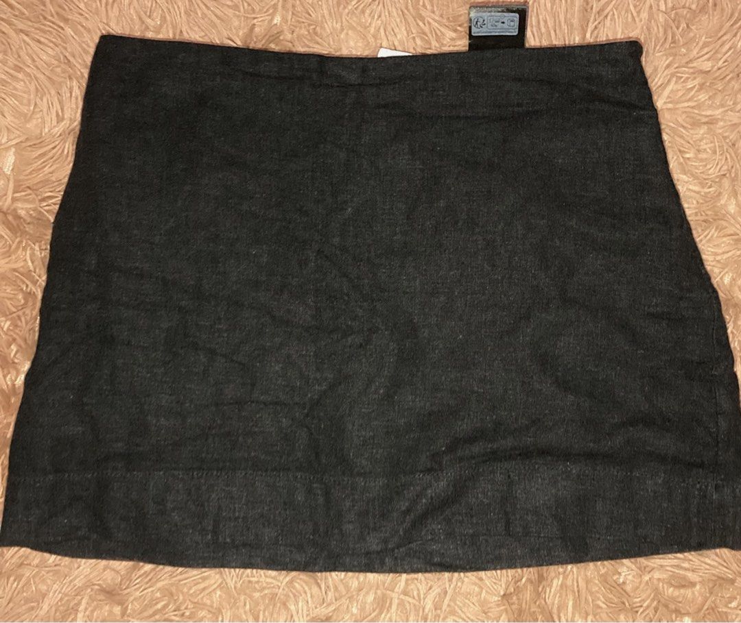 H&M Mini Skirt (Category: Skirts) located in Bacoor. Submitted by bubbashu123 (Listing ID 1462421430, Image 1). Description: H&M Mini- Skirt A- line or Straight Silhouette Inner short.