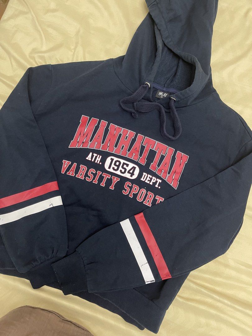 H&M NAVY BLUE HOODIE (MEDIUM) (Category: Coats, Jackets and Outerwear) located in Concepcion. Submitted by wowsinigangmix (Listing ID 1462414000, Image 2). Description: H&M HOODIE COLOR NAVY BLUE MEDIUM SIZE CROPPED STYLE LIGHTLY USED SLIGHT FLAW ON PRINT.