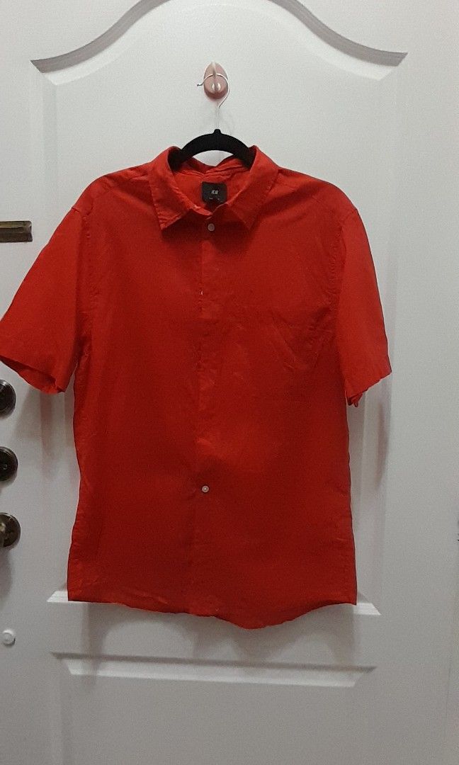 H&M RED POLO MENS (Category: Tshirts & Polo Shirts ) located in Mandaluyong City. Submitted by .prelovedbymitch (Listing ID 1462414993, Image 1). Description: goods may konti lang spot ng ink.