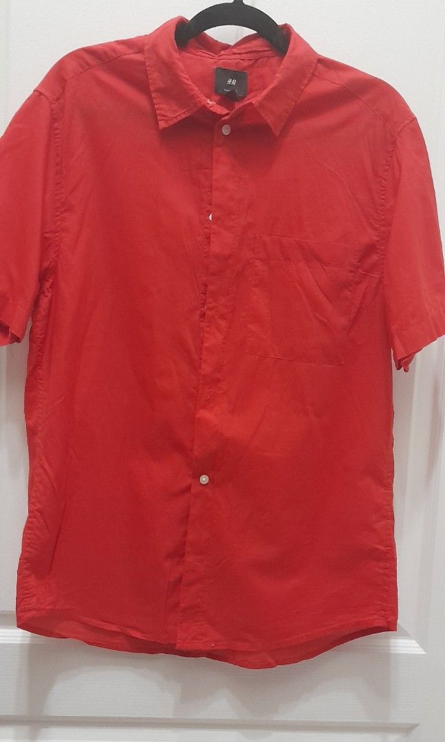 H&M RED POLO MENS (Category: Tshirts & Polo Shirts ) located in Mandaluyong City. Submitted by .prelovedbymitch (Listing ID 1462414993, Image 2). Description: goods may konti lang spot ng ink.