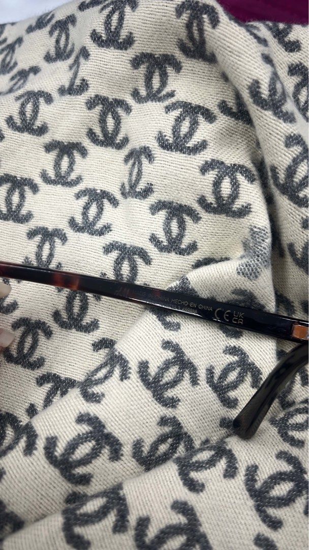 H&M Tortoiseshell Cat-Eye Sunglasses (Category: Sunglasses & Eyewear) located in Pasay City. Submitted by nukachi (Listing ID 1462326128, Image 2). Description: - Classic tortoiseshell cat-eye design - Frames feature a beautiful sheen - Dark, protective lenses - Versatile for everyday or special occasions - Flattering on most face shapes - Made in China.