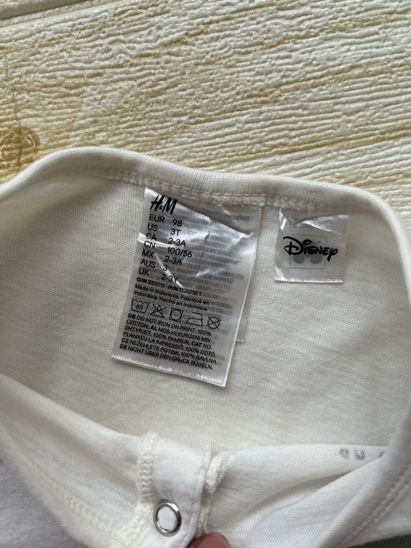 H&M white pooh romper (Category: Babies & Kids Fashion) located in Cebu City. Submitted by yjainani (Listing ID 1462350307, Image 3). Description: H&M white short-sleeved baby romper featuring a cute graphic of Winnie the Pooh holding a green balloon with the text "Every day is an adventure.