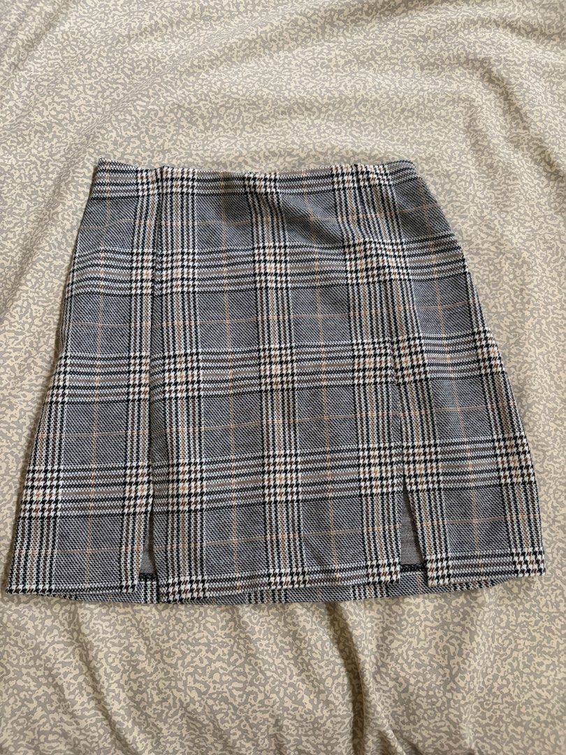 H&M Y2K Plaid Mini Skirt (Category: Skirts) located in Manila. Submitted by closet.coll (Listing ID 1462302477, Image 1). Description: Waist : 22-23 inches (garterized) Length : 14 inches.