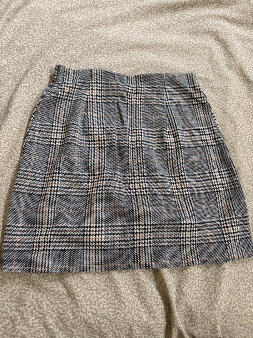 H&M Y2K Plaid Mini Skirt (Category: Skirts) located in Manila. Submitted by closet.coll (Listing ID 1462302477, Image 2). Description: Waist : 22-23 inches (garterized) Length : 14 inches.