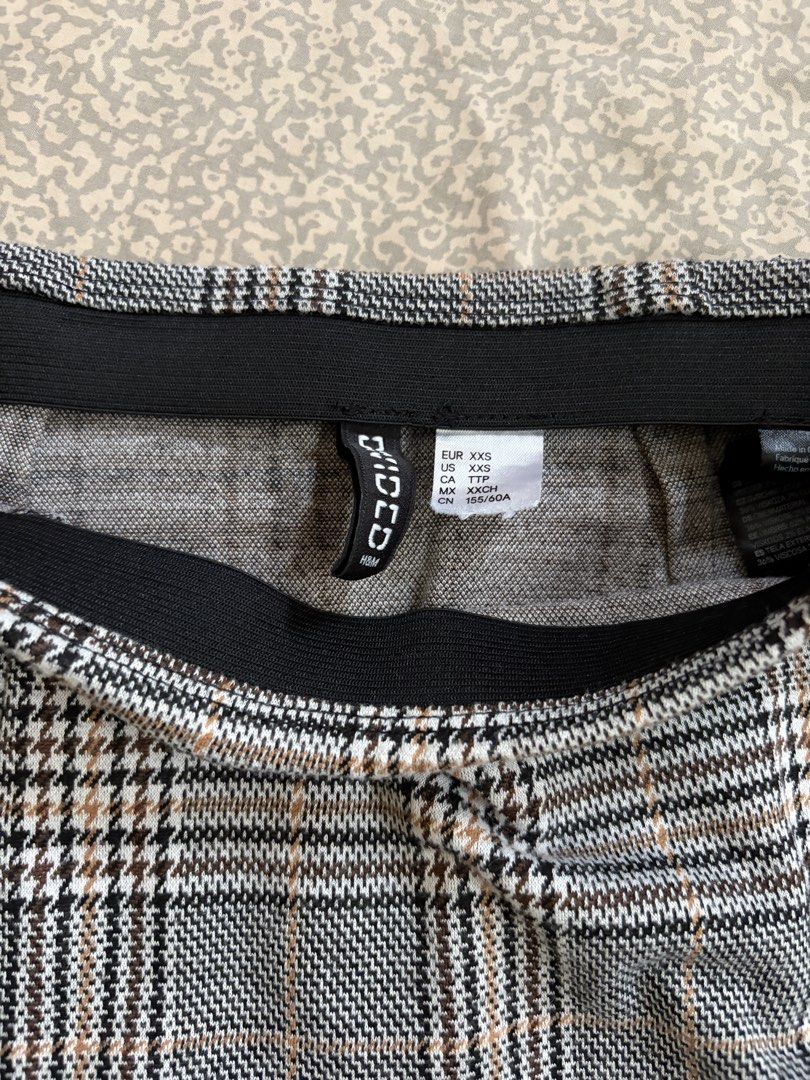 H&M Y2K Plaid Mini Skirt (Category: Skirts) located in Manila. Submitted by closet.coll (Listing ID 1462302477, Image 3). Description: Waist : 22-23 inches (garterized) Length : 14 inches.