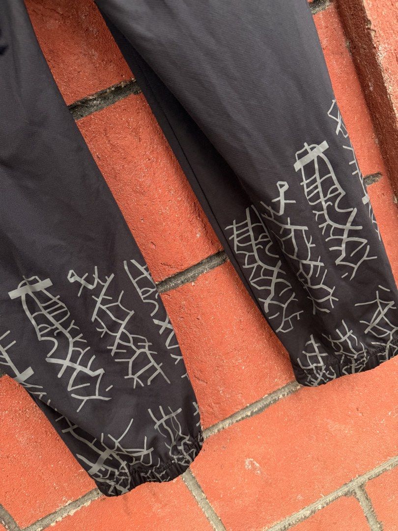 Hugo Boss (Category: Joggers) located in Baguio. Submitted by mardimercredi14 (Listing ID 1462312599, Image 3). Description: 🔥 Hugo Boss Dimensions: 36-46*42 Condition: very good Color Rate: 10 ❌ minimal sign of usage .