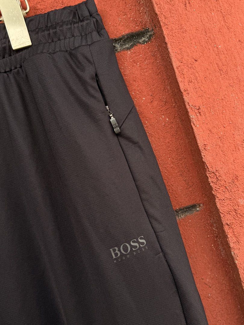 Hugo Boss (Category: Joggers) located in Baguio. Submitted by mardimercredi14 (Listing ID 1462312599, Image 2). Description: 🔥 Hugo Boss Dimensions: 36-46*42 Condition: very good Color Rate: 10 ❌ minimal sign of usage .