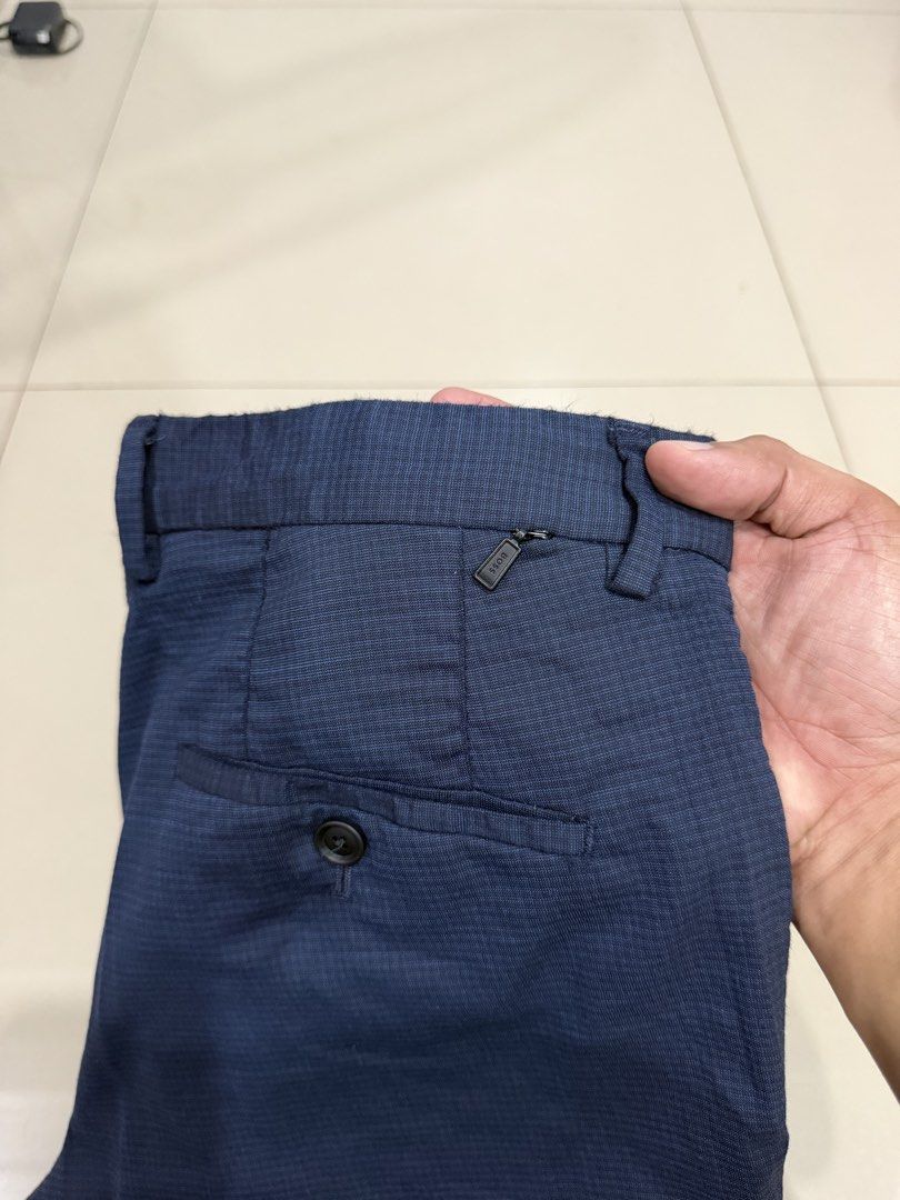 HUGO BOSS - Textured Trouser (Category: Trousers) located in Imus. Submitted by medyogoodguys (Listing ID 1462422504, Image 3). Description: Hugo Boss Textured Trouser ⛳️ Excellent/ Authentic 💯 Size 34 waistline 2,200 pesos only + sf Dm.