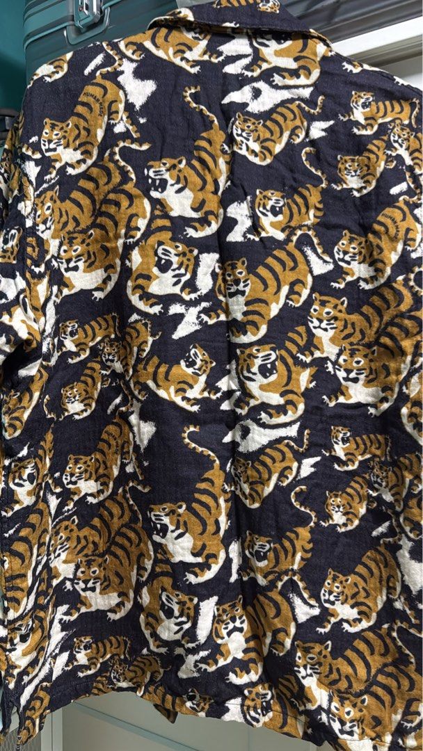 Human made老虎圖案恤衫 （分類：T-shirt、恤衫、有領衫）位於 Hong Kong。 由 water_monster38 提交（商品編號 1462407561，圖片 2）。簡介： Human made 百家虎 size M 95%new $1200。
