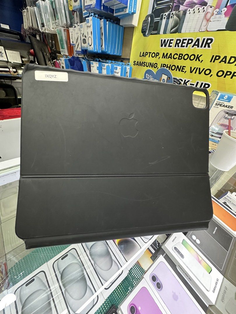 Ipad pro 12.9 magic keyboard (Category: Other Mobile & Gadget Accessories) located in Cainta. Submitted by mari0928 (Listing ID 1462293612, Image 1). Description: Second Hand 🔥 iPad Pro 12.9 M1 - 128gb - 81% BH - 565 Cycle Count ₱ 3x,xxx Magic Keyboard Black 12.9 ₱1x,xxx #iPadProM1 #ipadpro.
