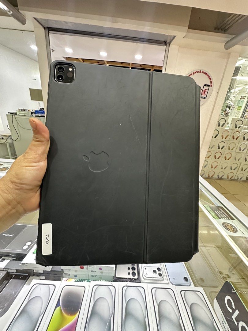 Ipad pro 12.9 magic keyboard (Category: Other Mobile & Gadget Accessories) located in Cainta. Submitted by mari0928 (Listing ID 1462293612, Image 3). Description: Second Hand 🔥 iPad Pro 12.9 M1 - 128gb - 81% BH - 565 Cycle Count ₱ 3x,xxx Magic Keyboard Black 12.9 ₱1x,xxx #iPadProM1 #ipadpro.