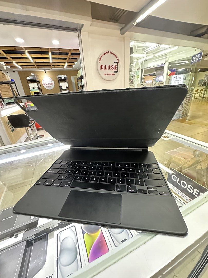 Ipad pro 12.9 magic keyboard (Category: Other Mobile & Gadget Accessories) located in Cainta. Submitted by mari0928 (Listing ID 1462293612, Image 2). Description: Second Hand 🔥 iPad Pro 12.9 M1 - 128gb - 81% BH - 565 Cycle Count ₱ 3x,xxx Magic Keyboard Black 12.9 ₱1x,xxx #iPadProM1 #ipadpro.