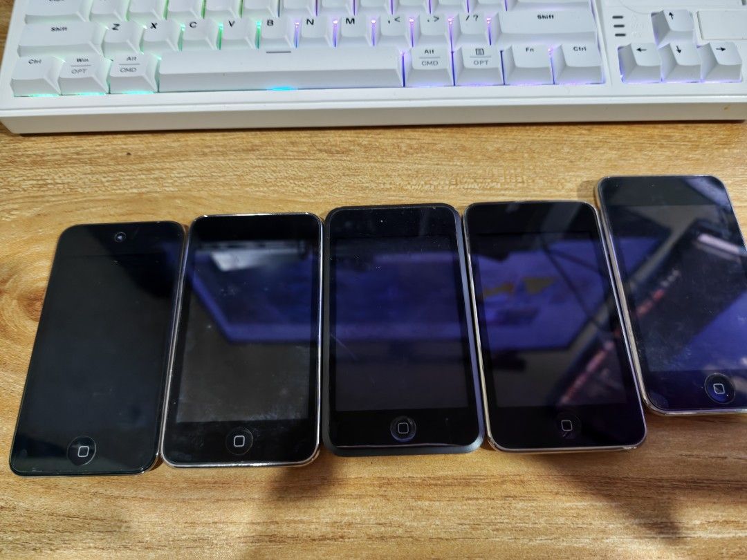 Ipod touch (untested) (Category: Early Generation Mobile Phones) located in Rawang. Submitted by heoshaba (Listing ID 1462370898, Image 2). Description: 5 ipod touch for sale untested price for all.