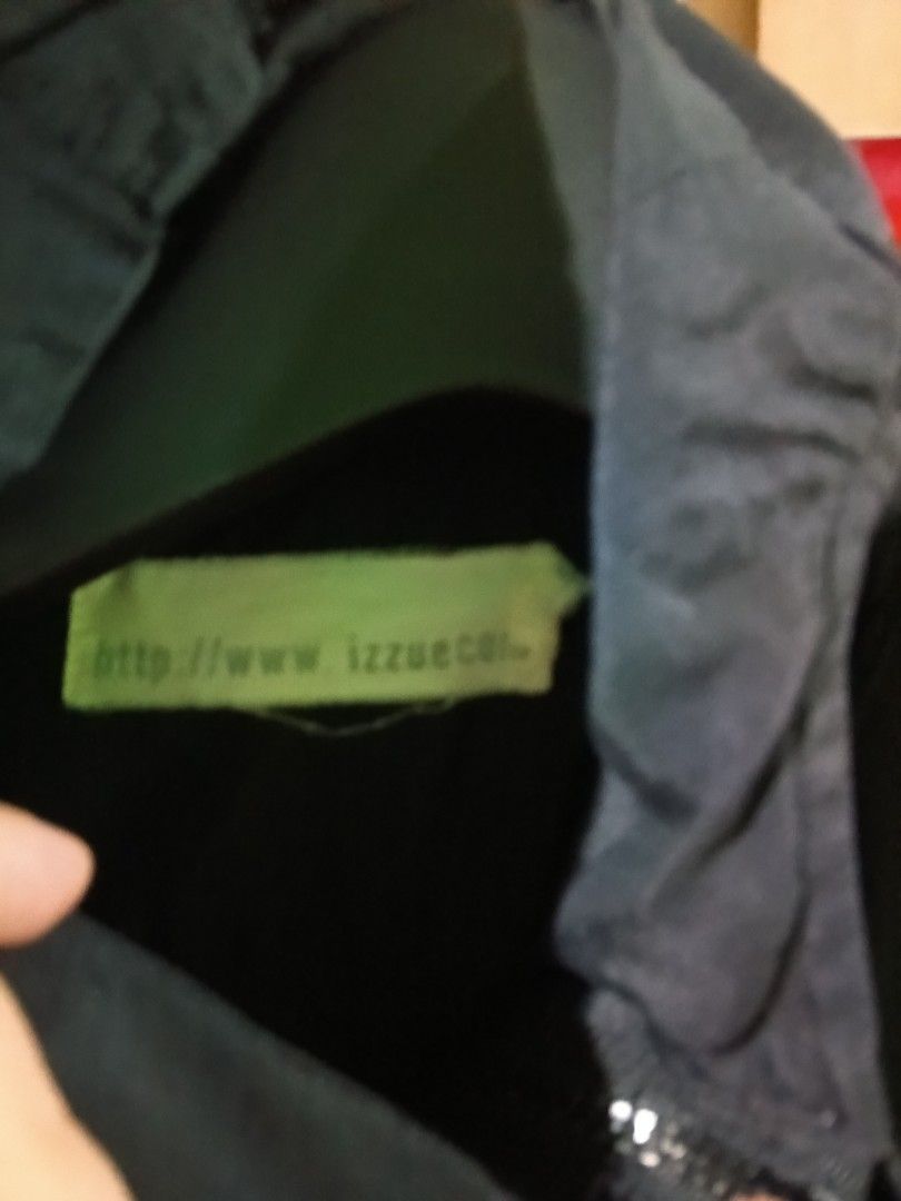 IZZUE WINDBREAKER (Category: Coats, Jackets and Outerwear) located in Tanauan. Submitted by tyrone4 (Listing ID 1462321683, Image 2). Description: winbreaker 10/10 all zippers and snap buttons are working size 21"*29".