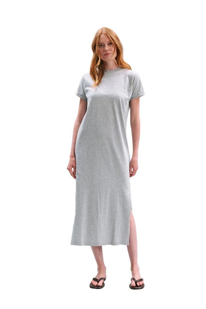 Jessica Simpson Gray Maxi Dress (Category: Dresses) located in Quezon City. Submitted by soloqueenph (Listing ID 1462316379, Image 1). Description: - Comfortable grey t-shirt maxi dress - Short sleeves and relaxed fit - Features slits on both sides for easy movement - Ideal for casual wear - Pairs well with sneakers or sandals.
