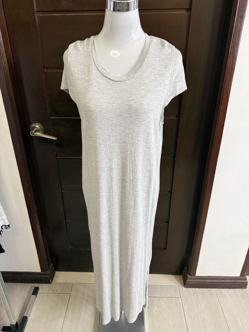Jessica Simpson Gray Maxi Dress (Category: Dresses) located in Quezon City. Submitted by soloqueenph (Listing ID 1462316379, Image 2). Description: - Comfortable grey t-shirt maxi dress - Short sleeves and relaxed fit - Features slits on both sides for easy movement - Ideal for casual wear - Pairs well with sneakers or sandals.