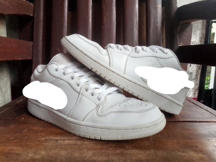 JORDAN 1 TRIPLE WHITE (Category: Sneakers) located in Manila. Submitted by cosmicearth_eb5667 (Listing ID 1462388672, Image 2). Description: JORDAN 1 TRIPLE WHITE -ORIGINAL -LIKE NEW -PURE LEATHER USED -USED 2-3 TIMES -LOGO IS NOT SHOWN BUT THE SWOOSH IS ORIGINAL -NO ISSUE.
