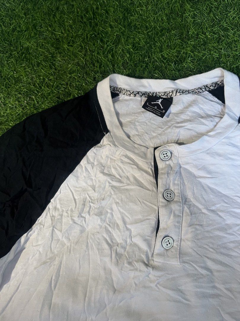 JORDAN LONGSLEEVE (Category: Coats, Jackets and Outerwear) located in Carcar. Submitted by thrift_kidd (Listing ID 1462361831, Image 3). Description: Jordan long-sleeve raglan Henley shirt featuring a three-button placket and the iconic Jumpman logo on the chest Large 20x26 Soilid neto Excellent No issue DM.