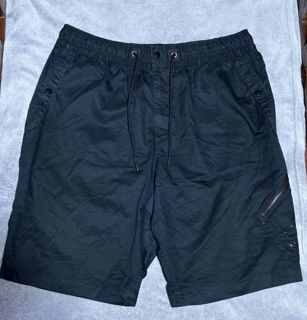Jordan Woven Diamond Short (Category: Shorts) located in Manila. Submitted by thriftastic_finds (Listing ID 1462388380, Image 2). Description: Jordan Wings Woven Pocket Short Size: 2XL best fit Large Waist: 33-36 Length: 21 Leghole: 11 As new 10/10 Cr No issue.