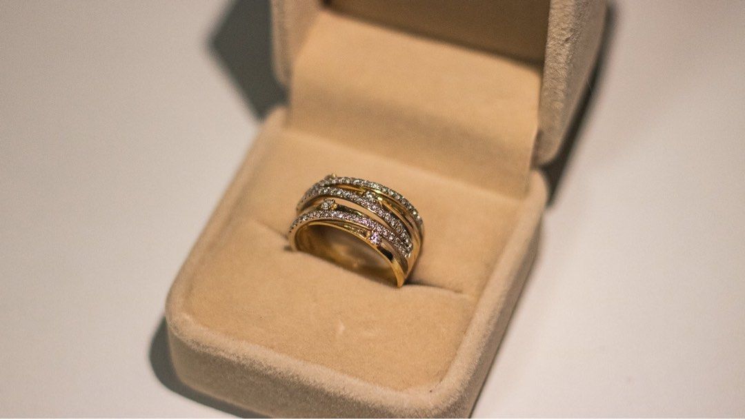 K18 japan rings (Category: Luxury Accessories) located in Pasig City. Submitted by elie74 (Listing ID 1462267296, Image 1). Description: Design dia rings Marquis cut emerald cut .