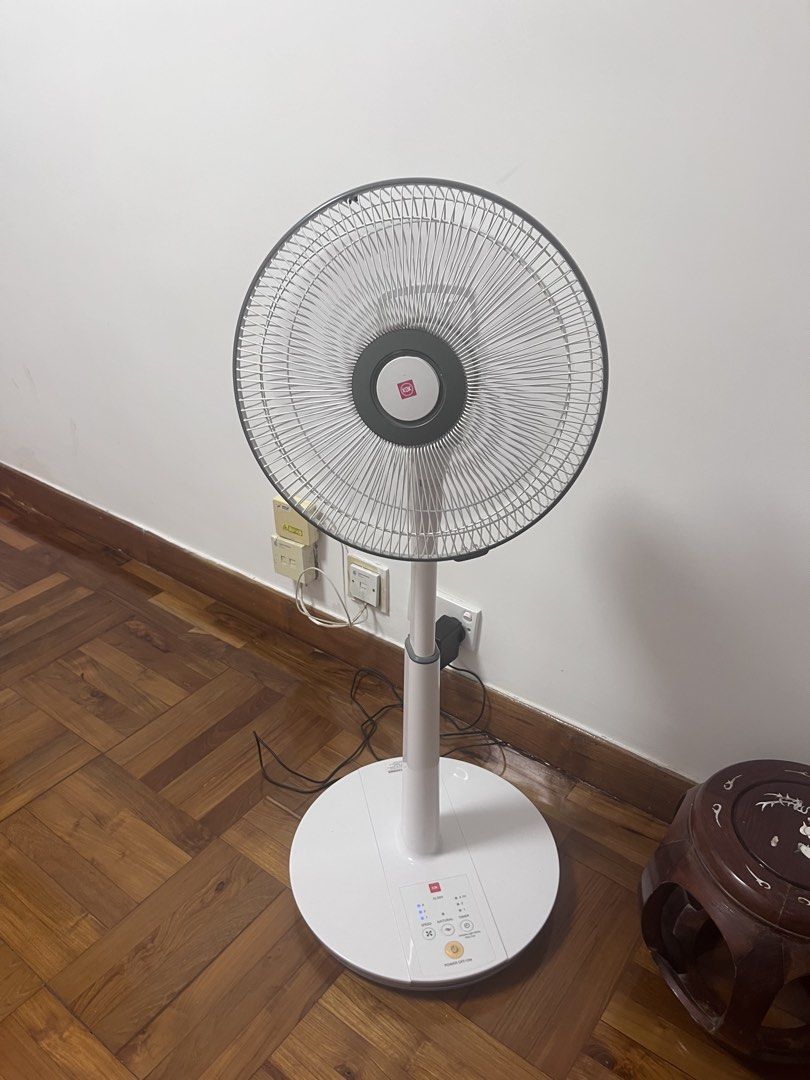 KDK Standing Fan - White （分類：風扇）位於 Hong Kong。 由 ksiusiu1 提交（商品編號 1462370842，圖片 1）。簡介： Selling a KDK standing fan. It's white and has multiple speed settings and a timer function. The base has touch controls. Works well, good for cooling down any room. Ready for a new home.。