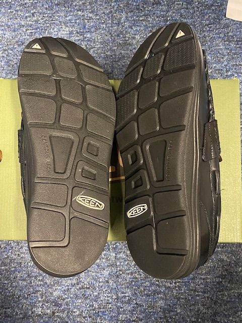 KEEN UNEEK LOAFER US 9 （分類：西裝鞋）位於 Hong Kong。 由 lshlisa 提交（商品編號 1462274073，圖片 3）。簡介： KEEN UNAEEK LOAFER 黑色皮鞋，碼數 US 9。鞋面有編織設計，好有特色。鞋底有埋 KEEN 字樣，舒服又穩陣。啱晒想搵對斯文啲嘅鞋嘅朋友。 圖2有1點瑕疵 購自Catalog 有單。