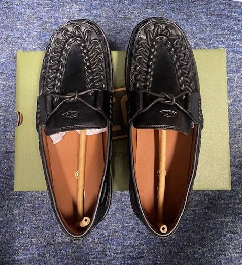 KEEN UNEEK LOAFER US 9 （分類：西裝鞋）位於 Hong Kong。 由 lshlisa 提交（商品編號 1462274073，圖片 1）。簡介： KEEN UNAEEK LOAFER 黑色皮鞋，碼數 US 9。鞋面有編織設計，好有特色。鞋底有埋 KEEN 字樣，舒服又穩陣。啱晒想搵對斯文啲嘅鞋嘅朋友。 圖2有1點瑕疵 購自Catalog 有單。