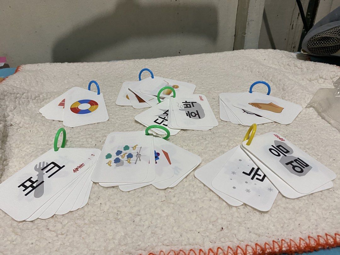 Korean Alphabet Flashcards for Learning Hangul (Category: Textbooks) located in Manila. Submitted by resi.diaz (Listing ID 1462433092, Image 3). Description: - Set of Korean flashcards for learning Hangul. - Each card features a picture and the corresponding Korean word. - Ideal for beginners starting their Korean language journey. - Conveniently organized with rings for easy flipping. - Includes example cards with images of a sun, hand, lifebuoy