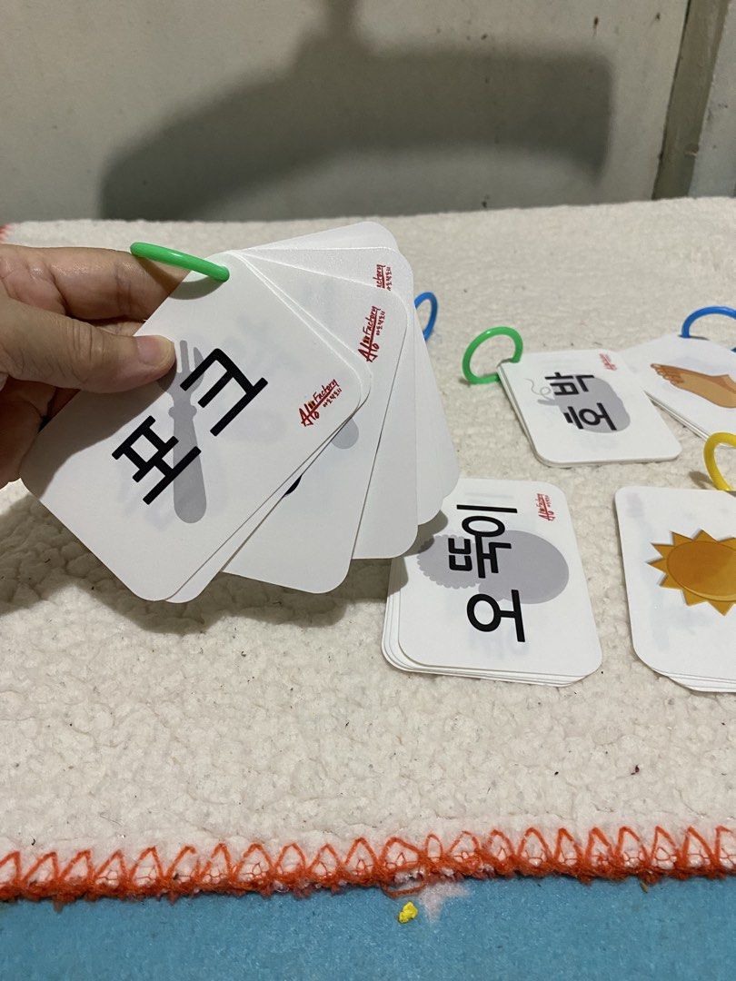 Korean Alphabet Flashcards for Learning Hangul (Category: Textbooks) located in Manila. Submitted by resi.diaz (Listing ID 1462433092, Image 2). Description: - Set of Korean flashcards for learning Hangul. - Each card features a picture and the corresponding Korean word. - Ideal for beginners starting their Korean language journey. - Conveniently organized with rings for easy flipping. - Includes example cards with images of a sun, hand, lifebuoy