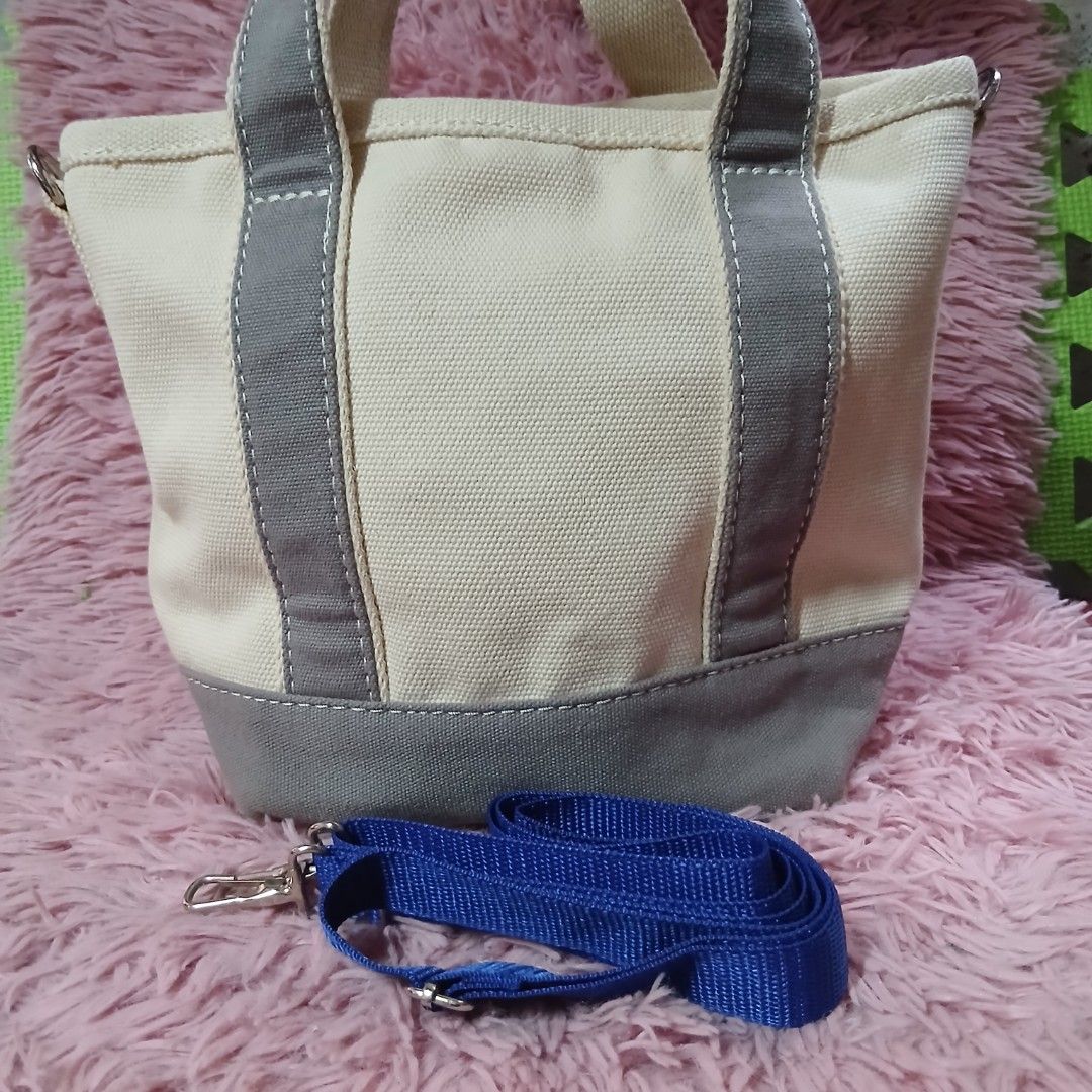 Lands' End Canvas Tote Bag with Strap (Category: Tote Bags) located in Caloocan City. Submitted by rame_finds (Listing ID 1462352358, Image 2). Description: - Brand: Lands' End - Material: Canvas - Color: Natural with grey trim - Features: Main compartment, internal pocket, snap closure - Strap: Detachable blue shoulder strap - Ideal for: Everyday use, travel.