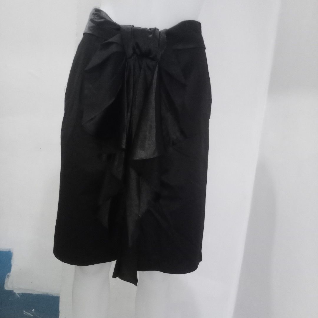 Lanvin Black Skirt (Category: Skirts) located in Manila. Submitted by shoekendi (Listing ID 1462383718, Image 2). Description: looks new.