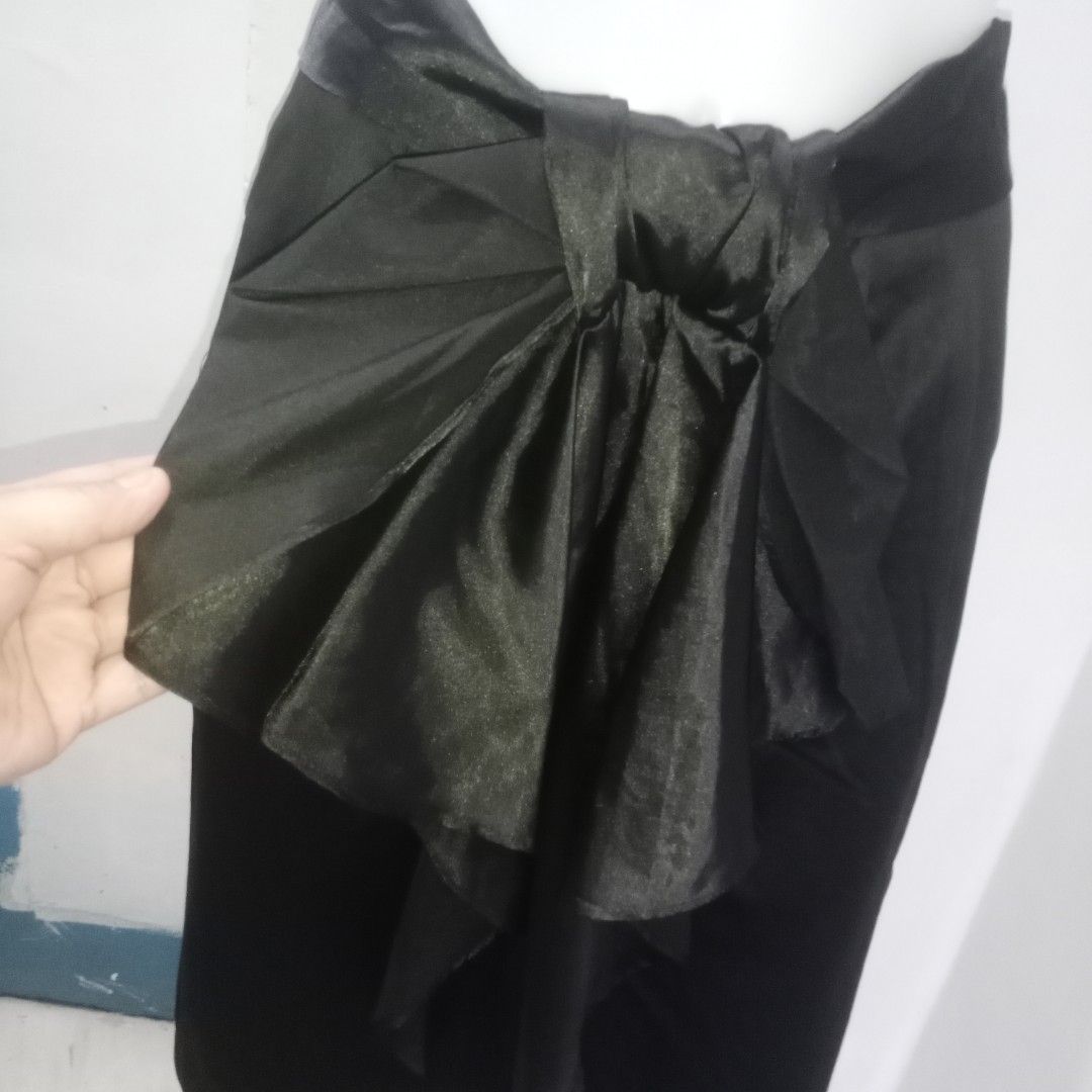 Lanvin Black Skirt (Category: Skirts) located in Manila. Submitted by shoekendi (Listing ID 1462383718, Image 3). Description: looks new.