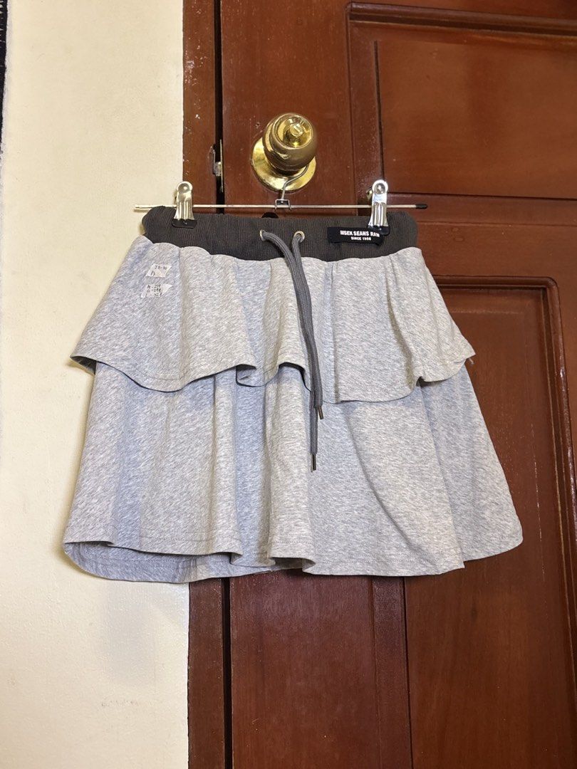 Layered cotton gray skirt (Category: Skirts) located in Laoag. Submitted by sushivara (Listing ID 1462422304, Image 1). Description: COTTON LAYERED SKIRTTT!! W/inner short Size 20-30 Rules: No joyjoy No cancellations (100 fee) 📍Laoag | Batac City Ilocos Norte.