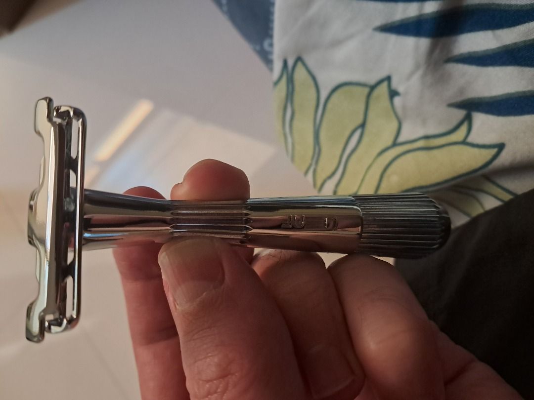 Leaf Single Blade Razor - Magnetic Loading Assist (Category: Men's Grooming) located in Laoag. Submitted by mysticfalcon_fe78be (Listing ID 1461795277, Image 2). Description: Easy-to-use single blade razor. Small head for tricky areas. Magnetic blade loading and twist-open handle. Eco-friendly, no plastic waste. Safe with protected corners. Purchased in Australia, Australian seller. New in box LEAF THORN. Heavily discounted. This item cannot be f