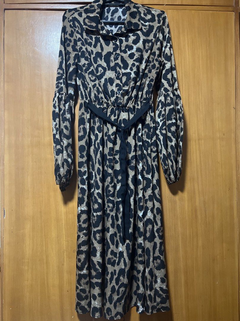 Leopard Print Button-Up Midi Dress with Belt (Category: Dresses) located in Pasig City. Submitted by zebteashoppe01 (Listing ID 1462375597, Image 1). Description: - Midi dress with classic leopard print - Long puff sleeves with button cuffs - Comes with a matching fabric belt - Button-up front - Versatile for day or night looks Small to medium fits 09096535540 Gcash mop Pasig Jnt .